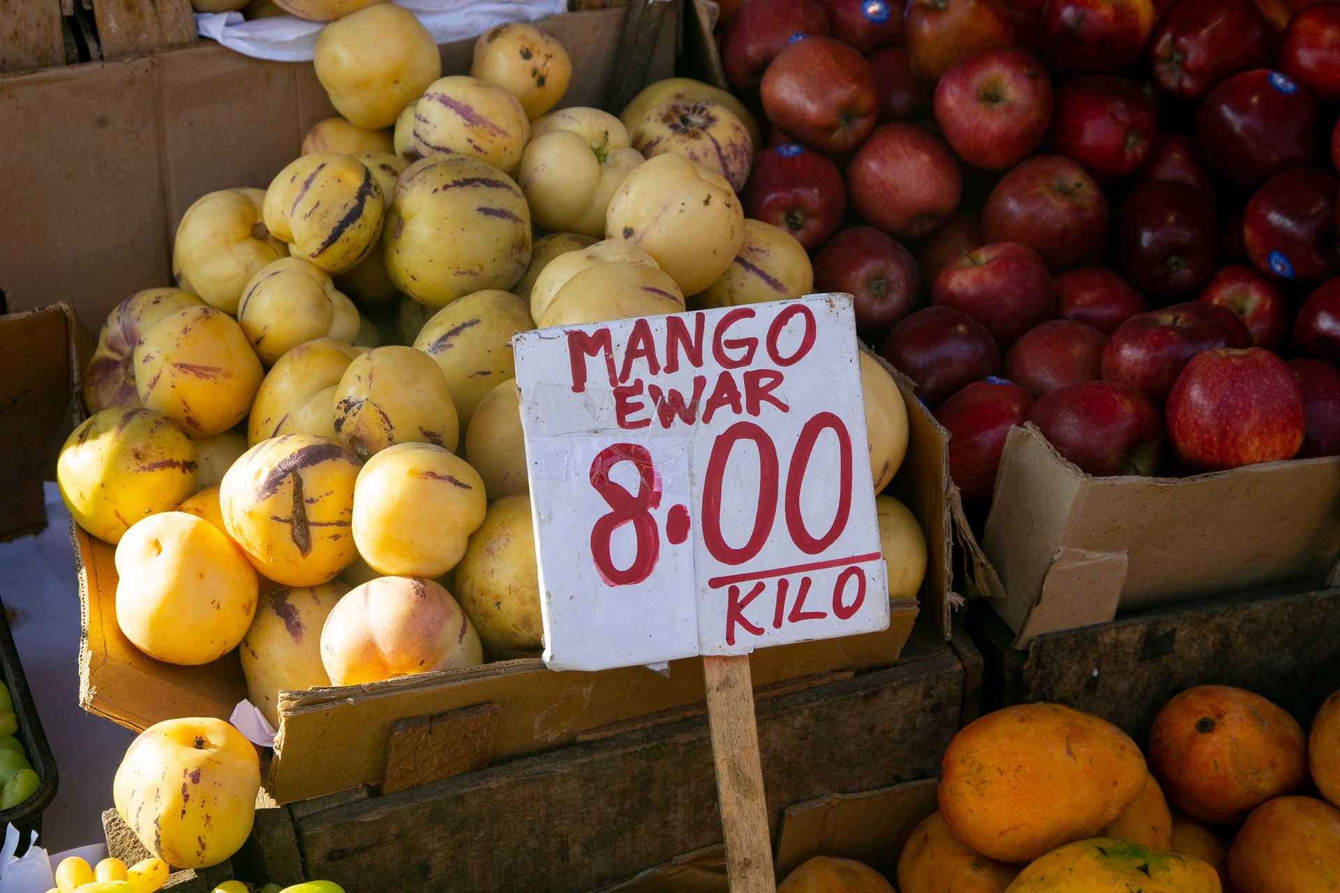 Variety of Peruvian mango from the Peruvian jungle area in a market in an area of ​​the Amazon.